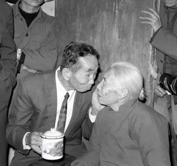 1983年，台湾老兵柳卓寿以旅游为名，从台湾踏上美国、日本等地，最终回到了他出生