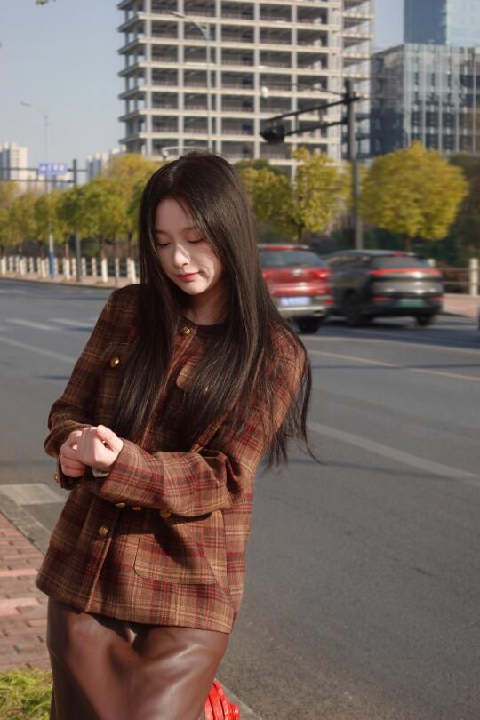 记录下了背后空壳的楼房
