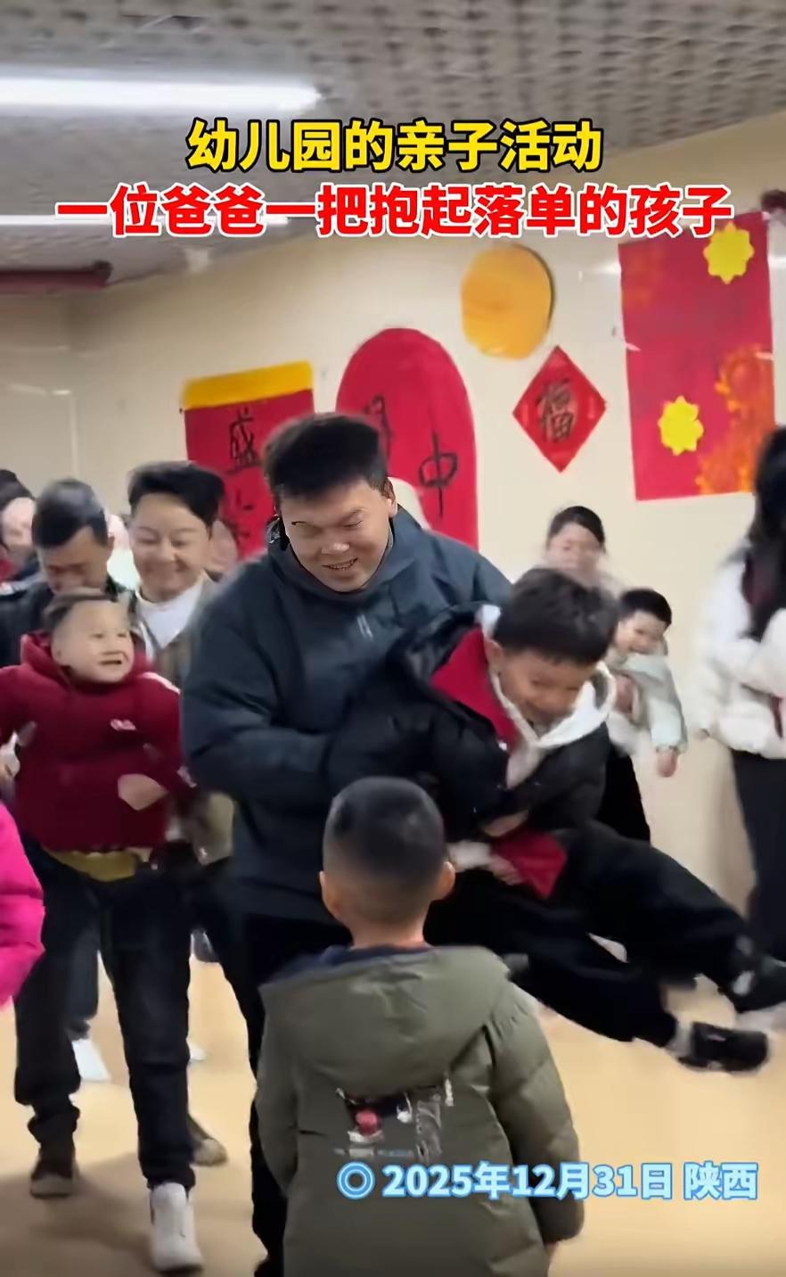 幼儿园里这一抱，算是把“人性”两个字给说明白了
有些场面，看着看着就觉得不是个滋