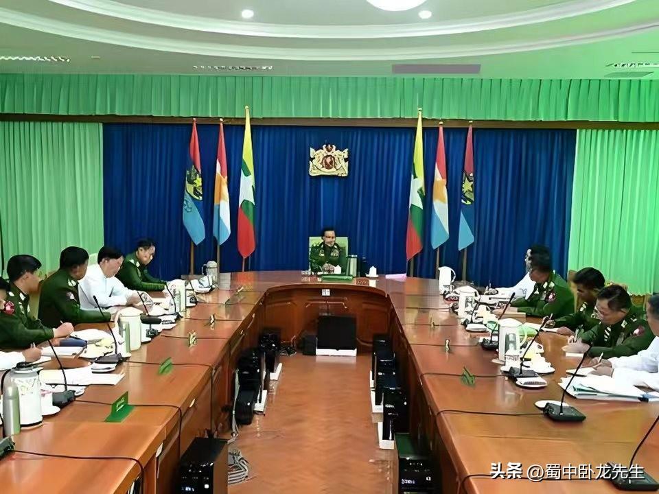 今天传来缅甸代总统敏昂莱大将手术后首次现身主持燃油问题紧急会议的最新消息。缅甸代