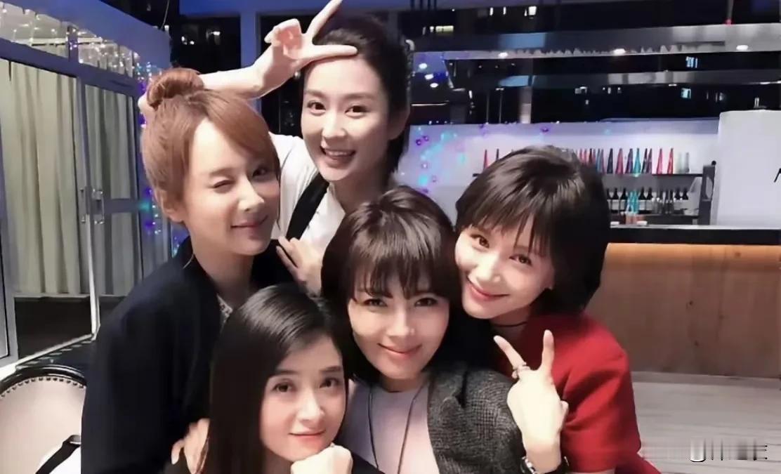 欢乐颂后期大家都好像变了似的，小曲怕爸妈离婚着急都哭，还把她妈妈给她的房产都还回