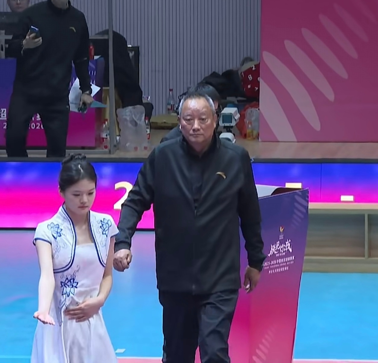 两位前中国男排主教练周建安和吴胜都老了，岁月不饶人！2025-2026中国男排超