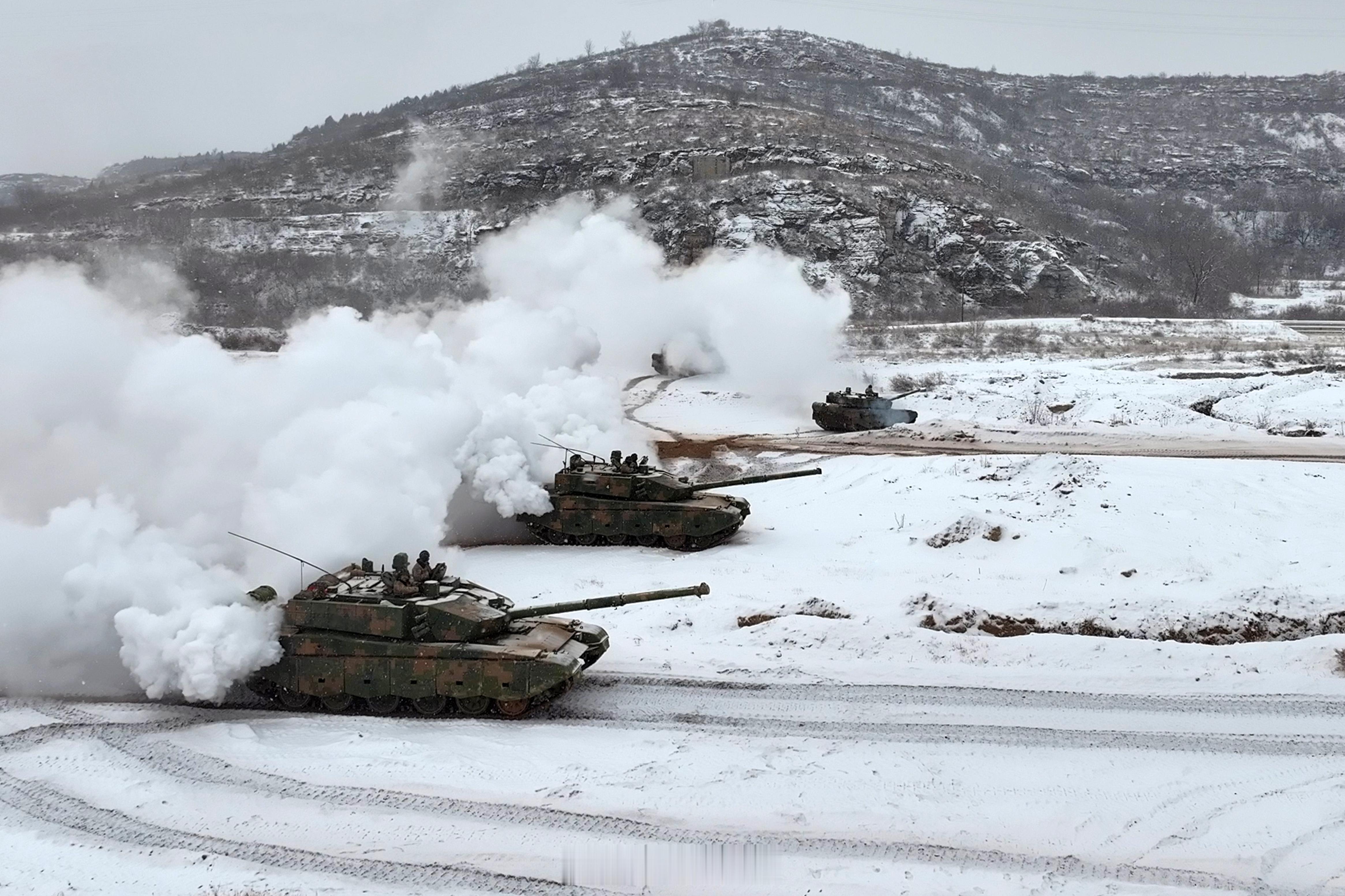 【碾冰破雪！当钢铁洪流遇上漫天飞雪】近日，华北地区气温骤降，陆军第82集团军某旅