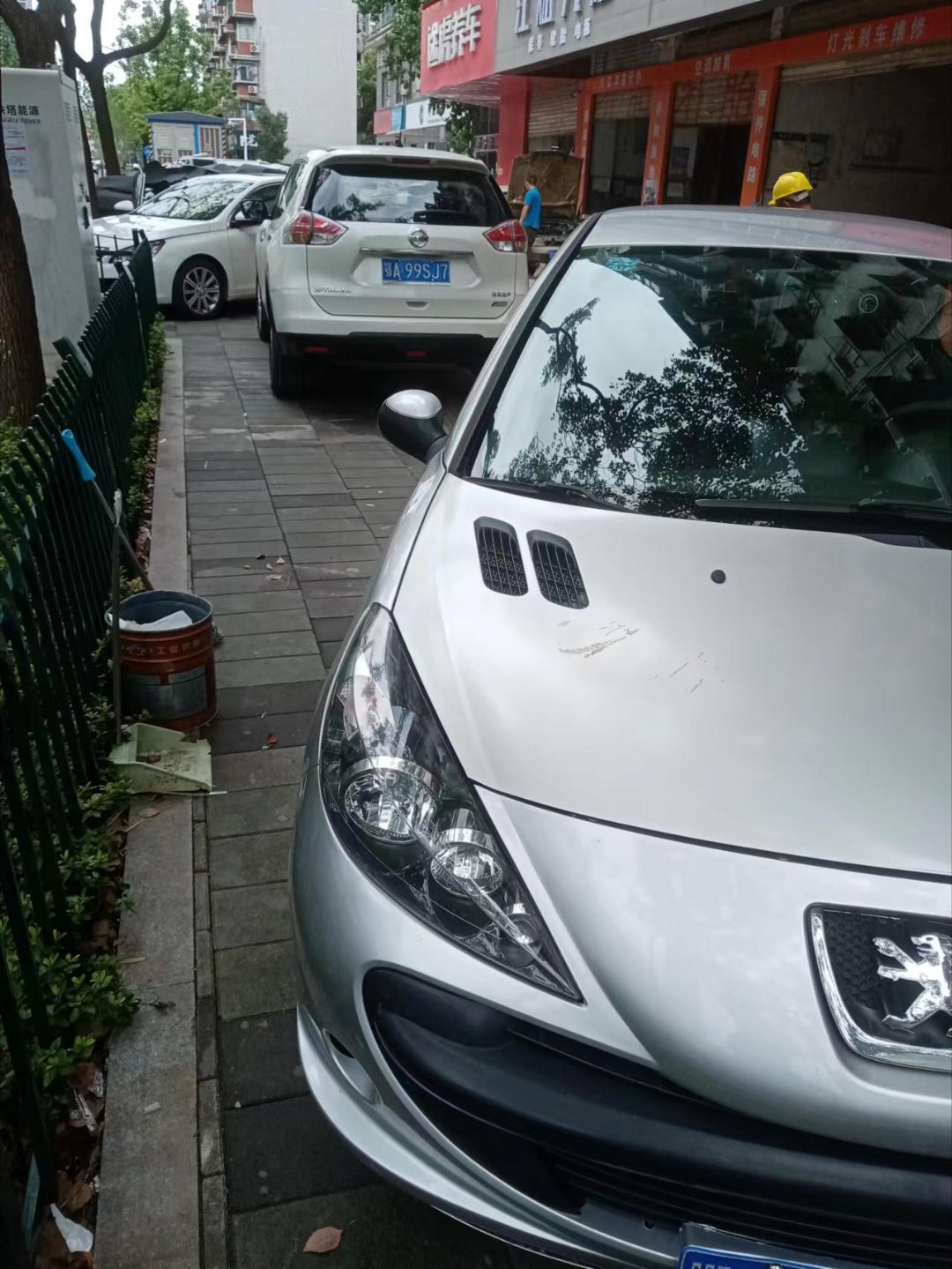 修理厂老板给我报了一台2012年的标志2071.6 L的 还是个自动波的 9万多