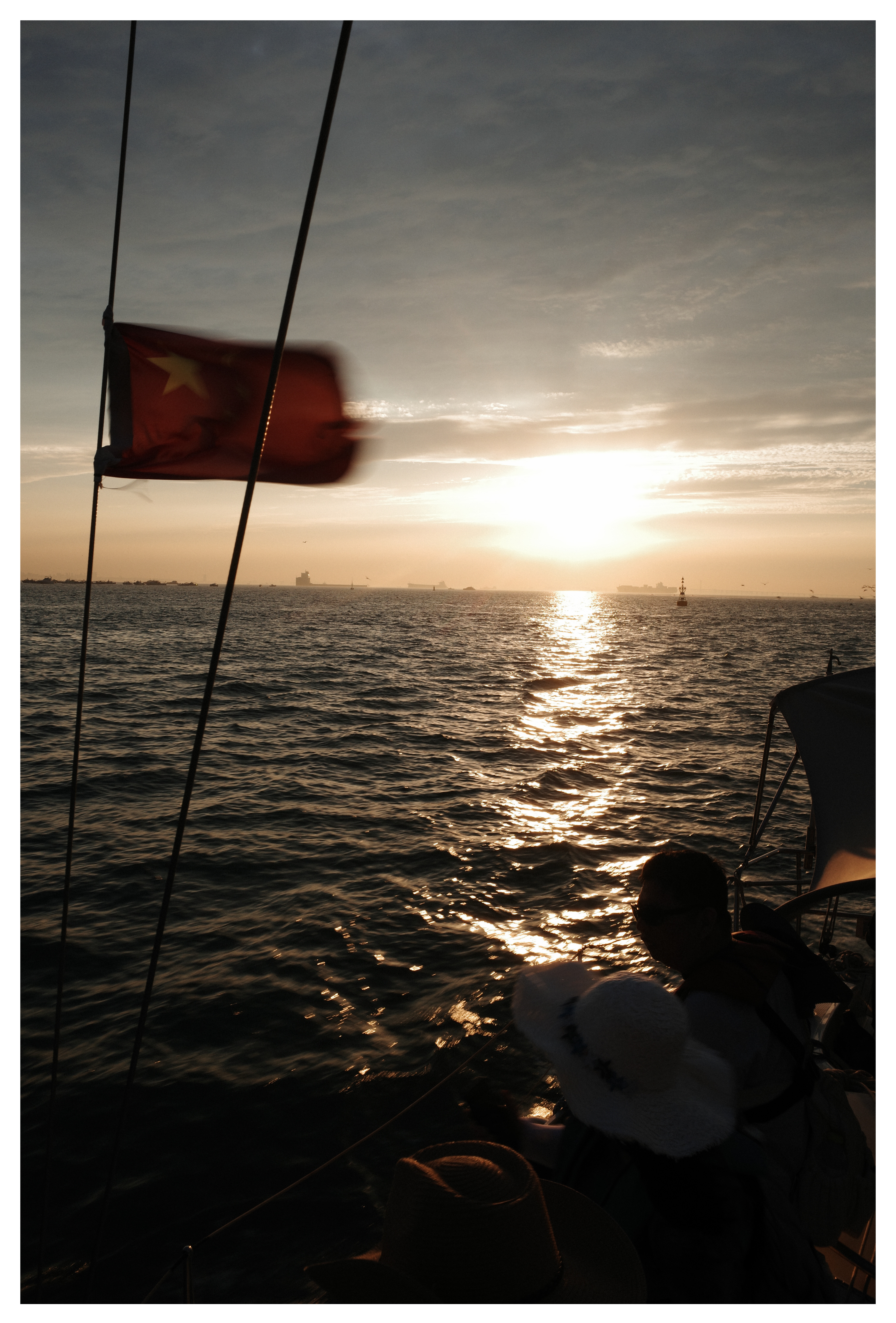 今天下午和一起出去帮朋友去海上拍了点日落的素材，把海上的项目都爽玩了一遍朋友转了