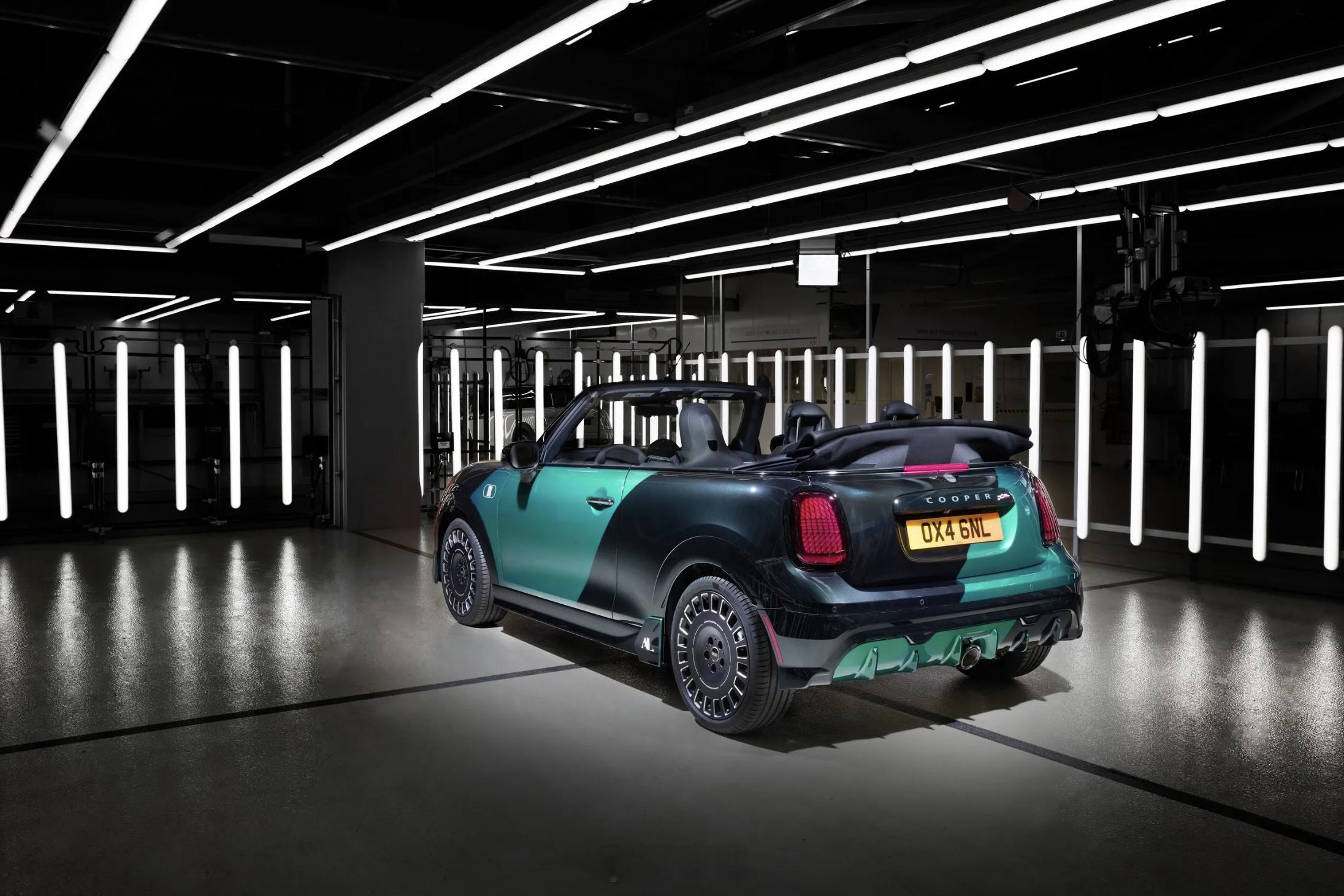 MINI近期为一位美国客户量身打造了一台全球仅此一辆的JCW敞篷车。该车由客户与