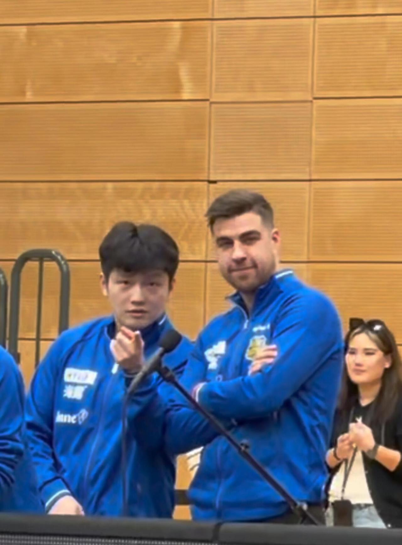 东哥肯定也很自豪吧，看我的球迷，比赛现场，咚咚的粉丝越来越多了，他赢了，会喊他的