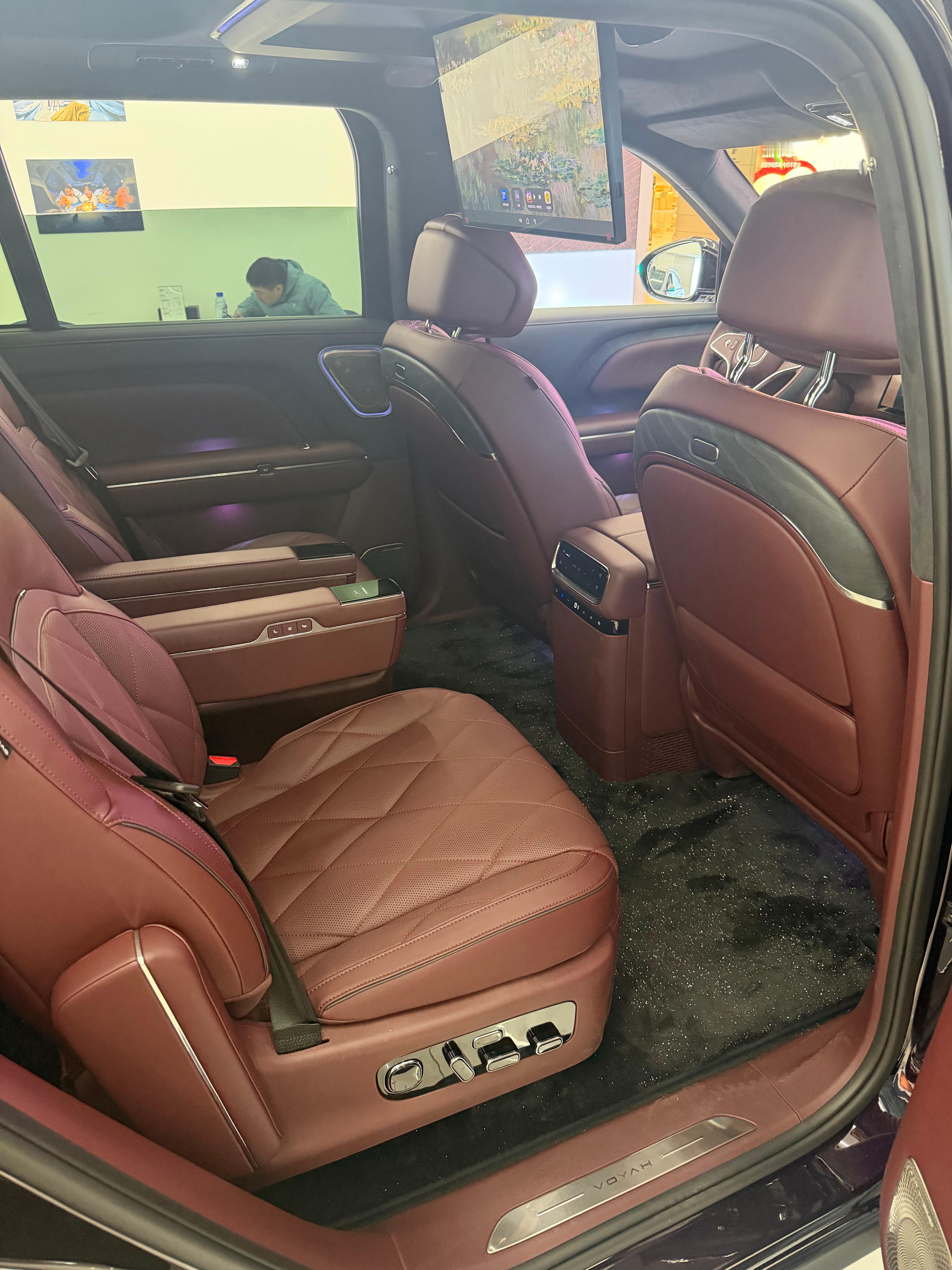 内饰调调和蔚来ES8很像，扶手和座椅 