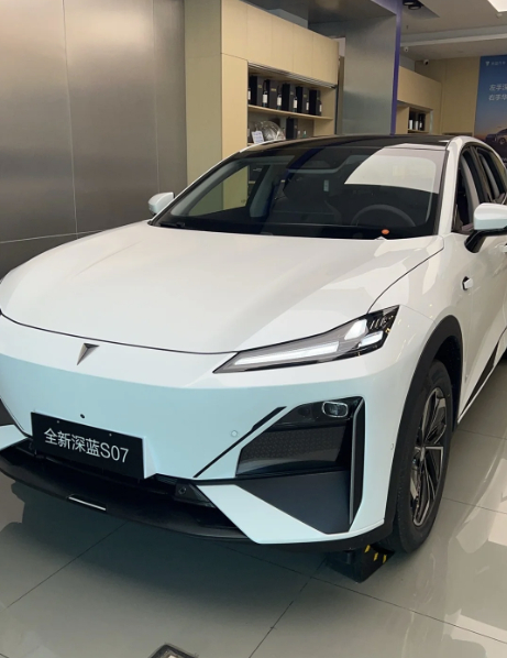 智驾普及加速。全新深蓝S07 增程版上市，限时15.49万起，全系标配华为ADS