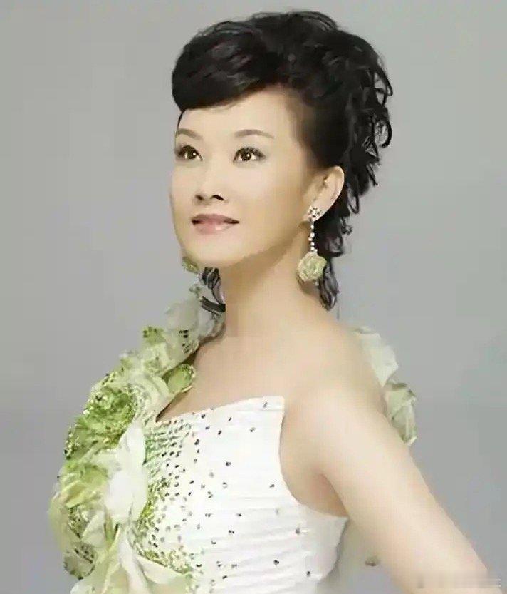 59岁宋祖英近况曝光，嫁副台长34年后现状如何？从春晚常客到淡出舞台令人唏嘘 