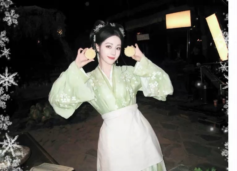 真的要被这场直播笑晕，i人热巴遇上超热情的e人主持人，一顿狂轰乱炸的彩虹屁和土味