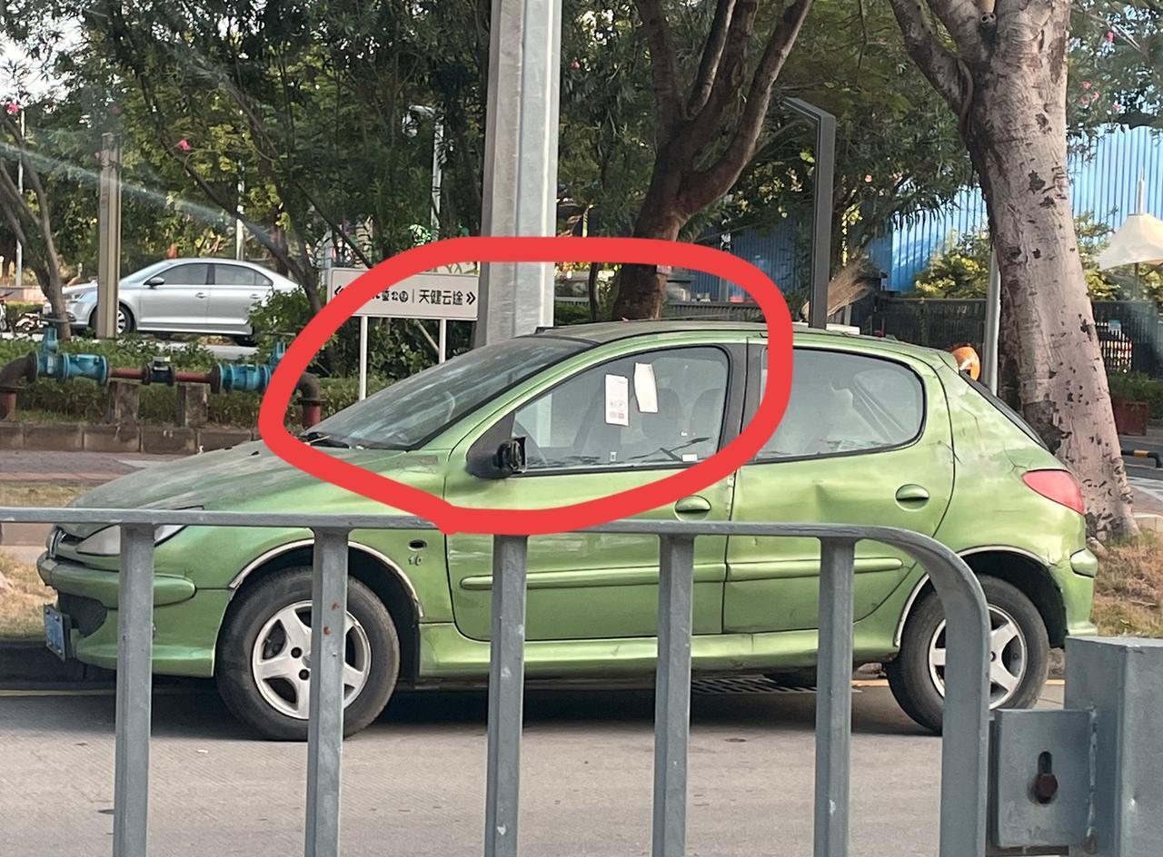 停车是难，但这里你也敢违停？？
最近升级改造，马路两边辅道不让停车了！！
有人就