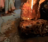 在过去，印度的女人在老公去世后，需要自焚来以表忠贞。
祭司在一旁念诵经文，忽悠她