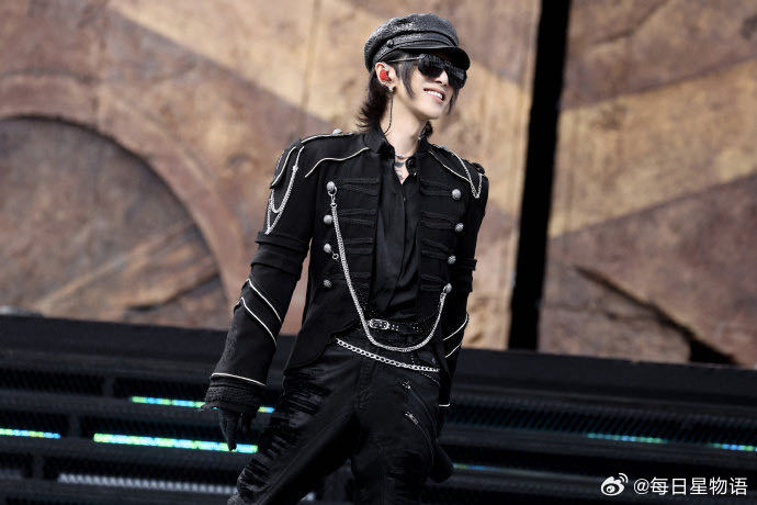 华晨宇演唱会刮彩票 万万没想到刮刮乐居然被搬上演唱会舞台！华晨宇伴着《好运来》沉