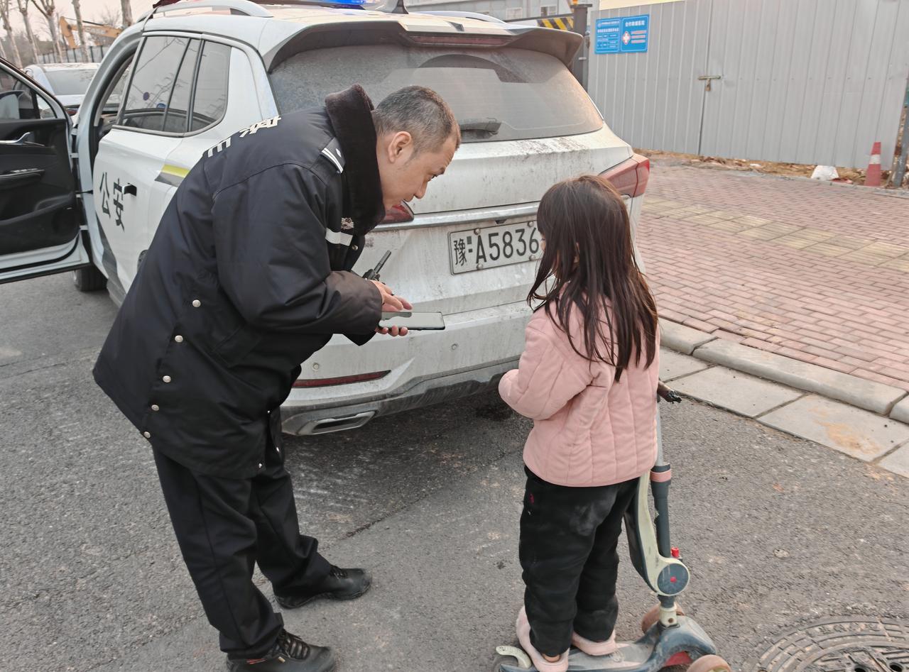 【女孩玩耍迷路，“警察叔叔，我找不到家了…”】2月3日傍晚，郑州交管十二大队铁骑