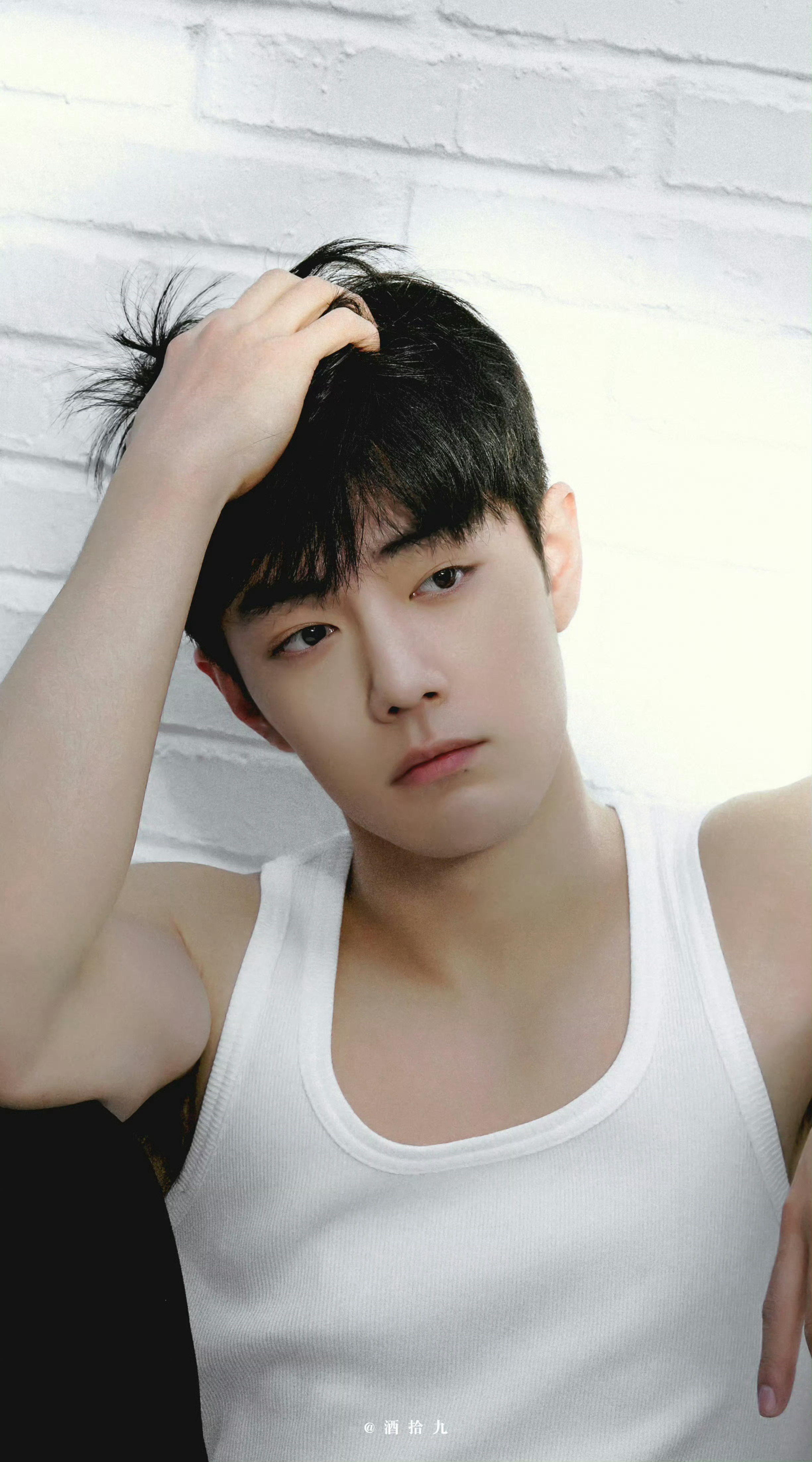 同样的小背心，拍出来两种不一样的风格！绝！肖战的爆款体质有多能打向全世界安利我担