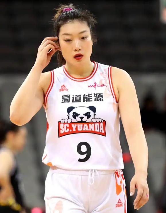 31岁的李梦该醒醒了！新华社专访女篮主帅宫鲁鸣，通篇未提她的名字，但说的“状态不