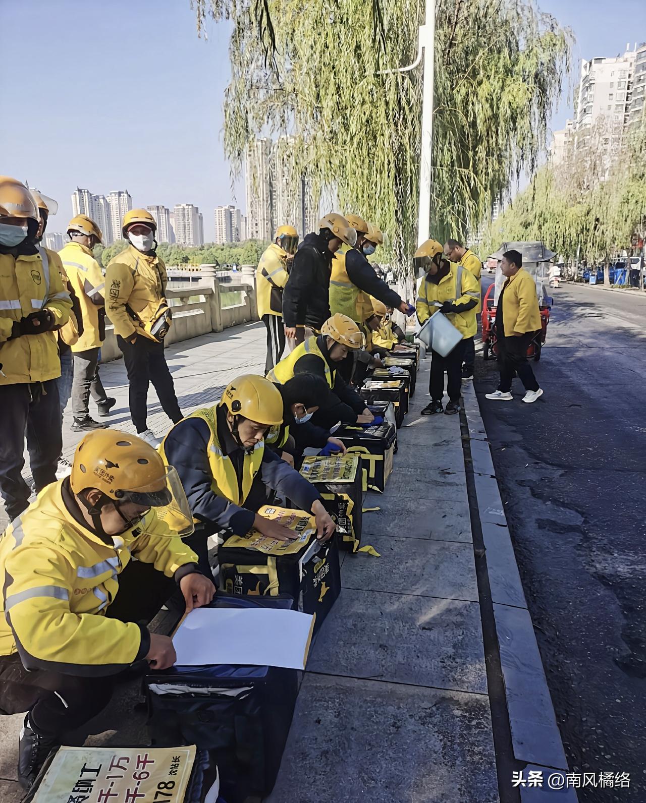点个破外卖既要配送费，又要满30才能送，还要2块包装费，到手的饭菜还都要凉透了，