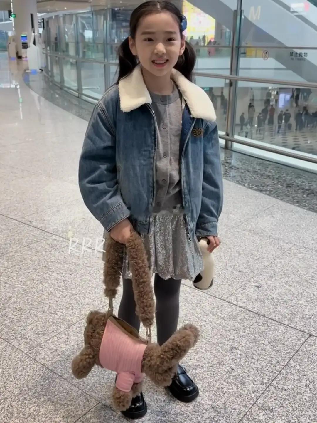 董璇9岁的女儿小酒窝现身机场去宜昌参加电影节。小酒窝活泼开朗聊不停，称走在学校会