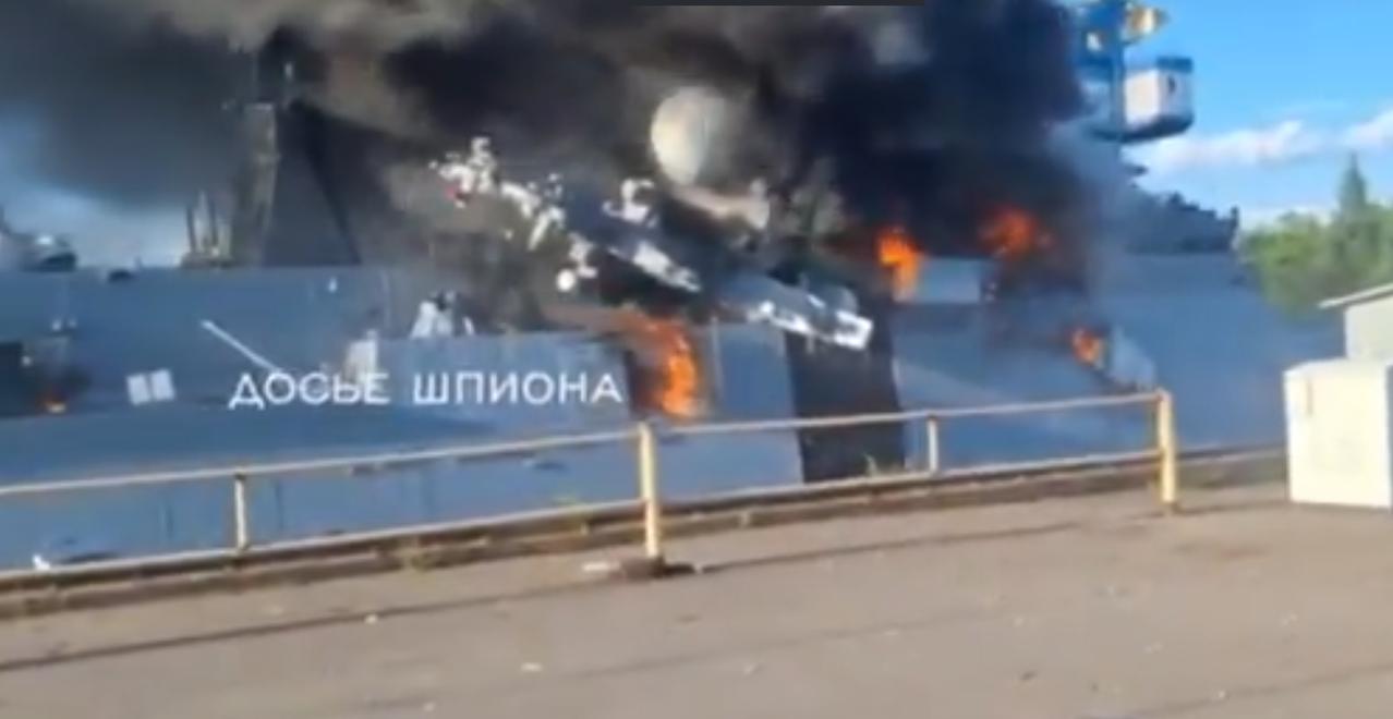 【💥 乌克兰无人机袭击克龙施塔德“博伊基”号轻巡洋舰的后果。近距离镜头。】