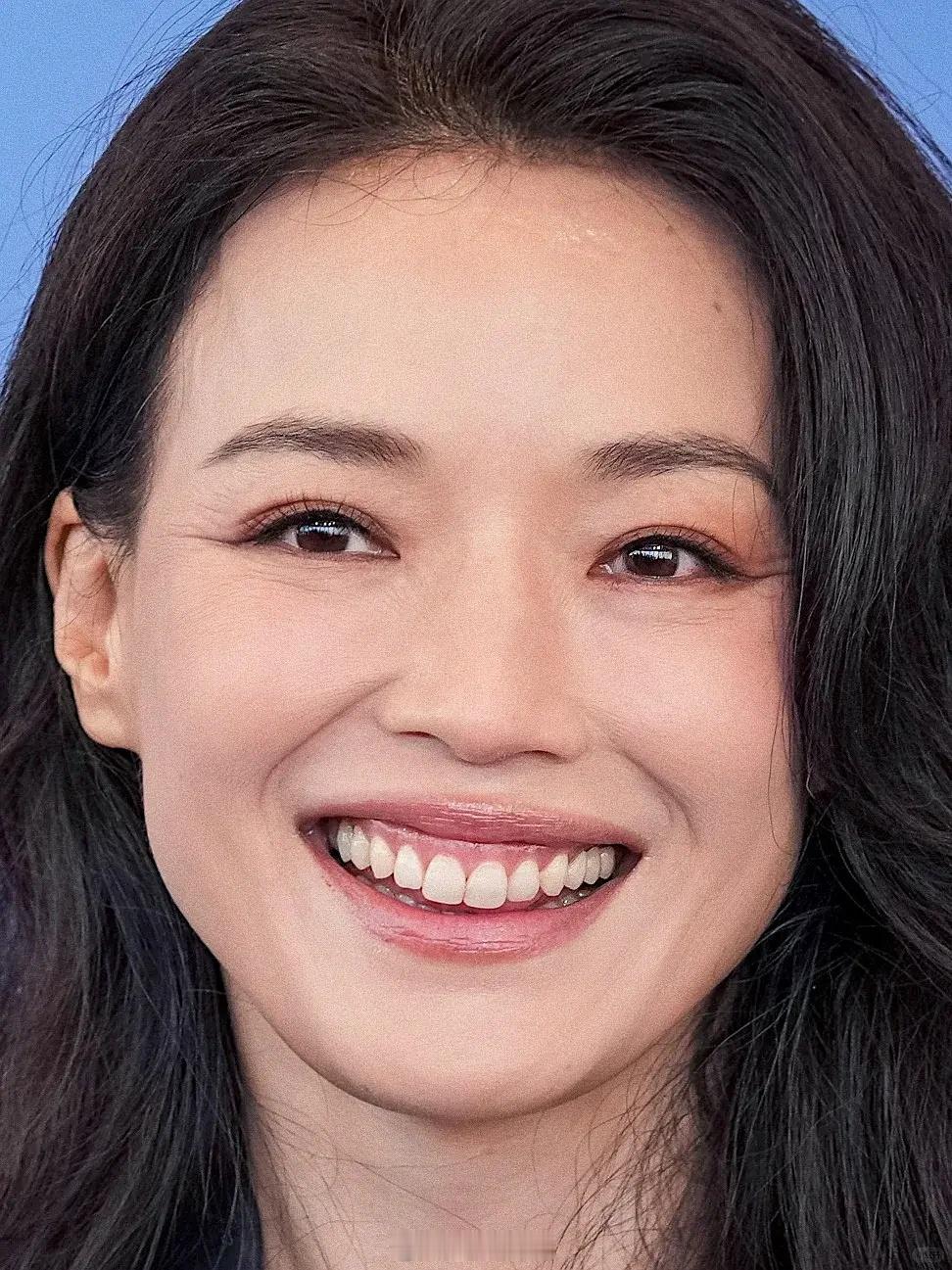 好想知道外媒超清摄像头下舒淇50岁这状态怎么保养的？她脸上完全没有下垂和医美的痕