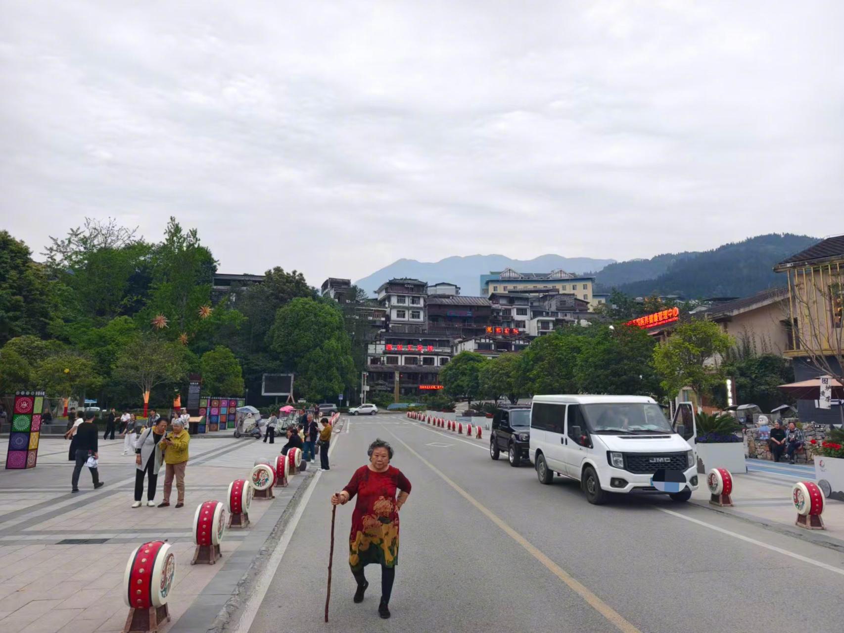 #亲历者讲述汶川震后援建细节#【一条路的18年：汶川佛山大道背后的地震记忆与千里