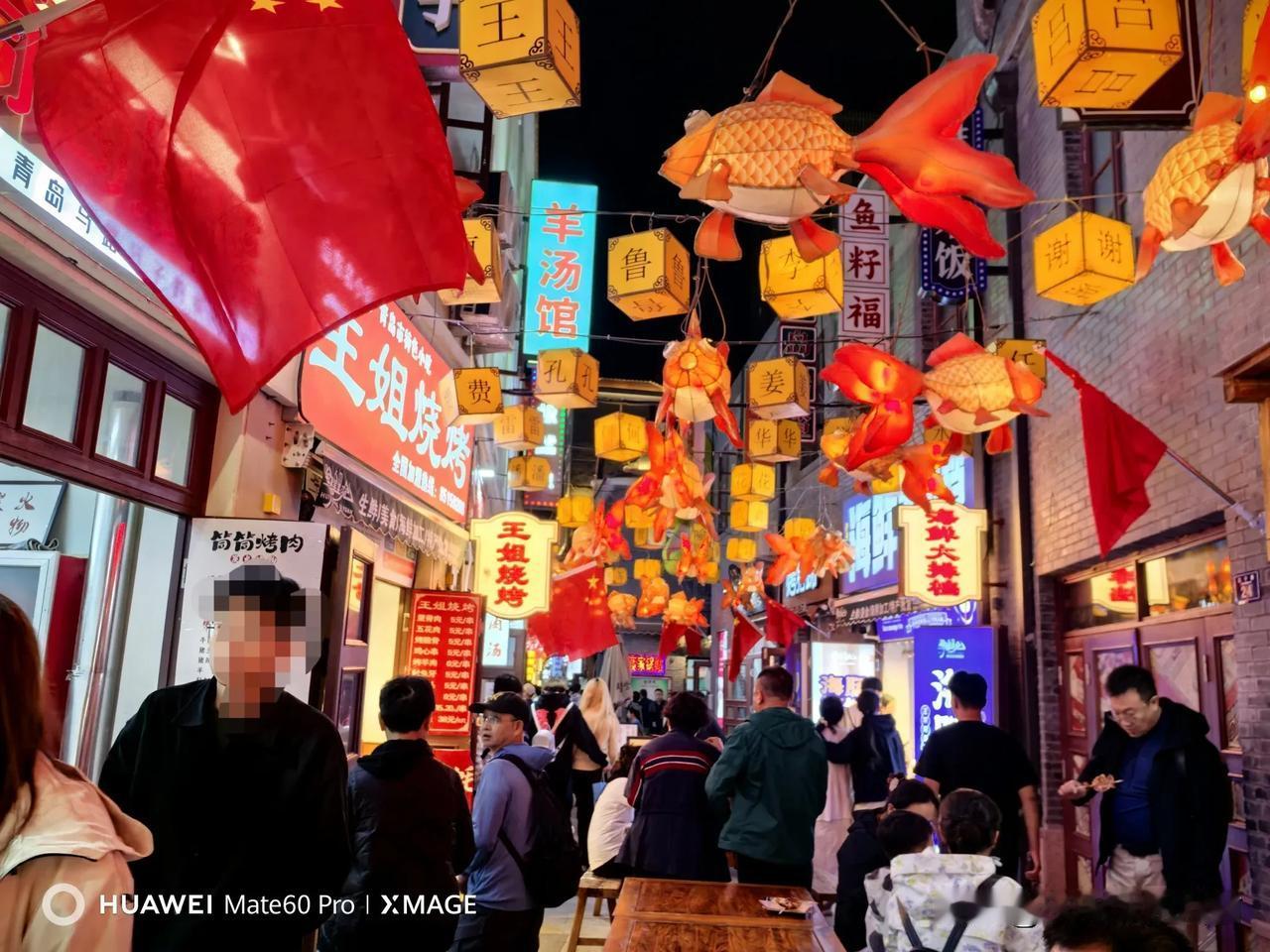 青岛中山路步行街国庆假期一定要来逛一逛。这里的美食任你选。尤其是劈柴院的高家锅贴