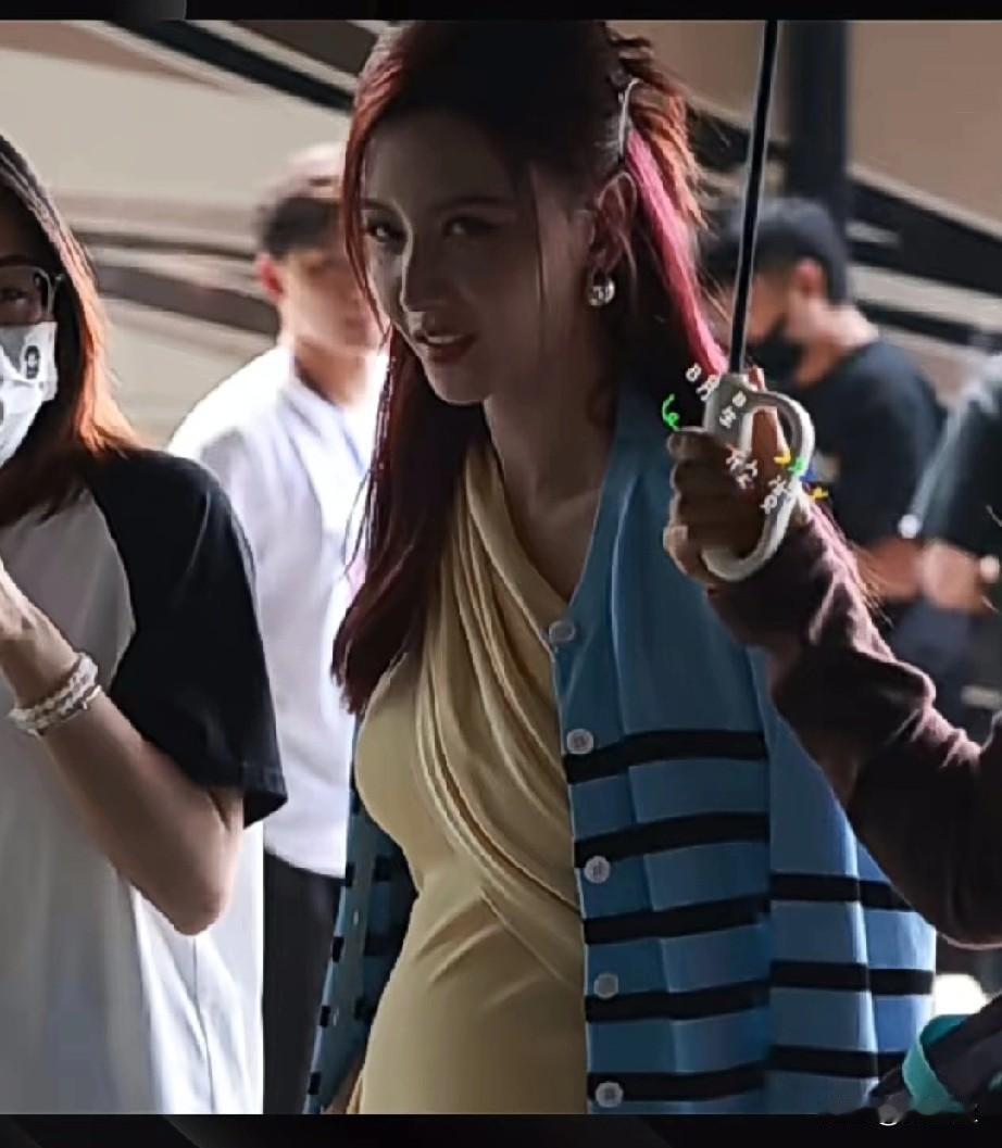 哇，这才是是她最真实的样子！
电视上看着巨漂亮，
没想到现实生活中也跟普通人差不