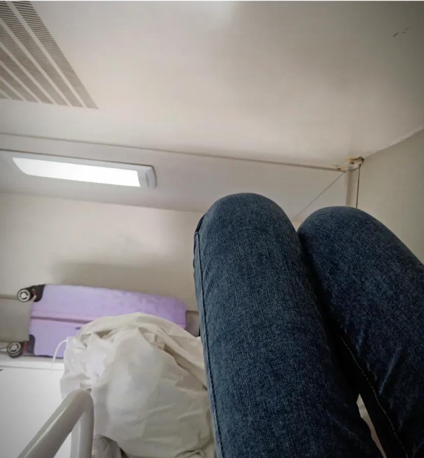 今天吐槽|卧铺的床铺都没人收拾嘛?
这个卧铺真的无语啦。被子都卷成一团，然后还有