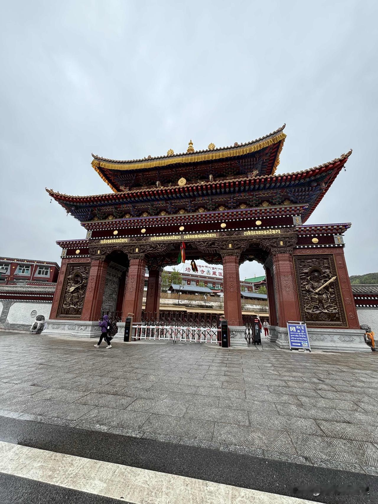 进藏旅游团在西宁下了火车，马上乘上大巴车去塔尔寺。

这次团里请了一位专业的讲解