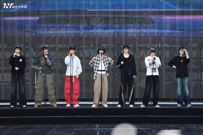 时代少年团新年音乐会的彩排时刻时代少年团话筒举起传递相聚的意义 时代少年团新年音