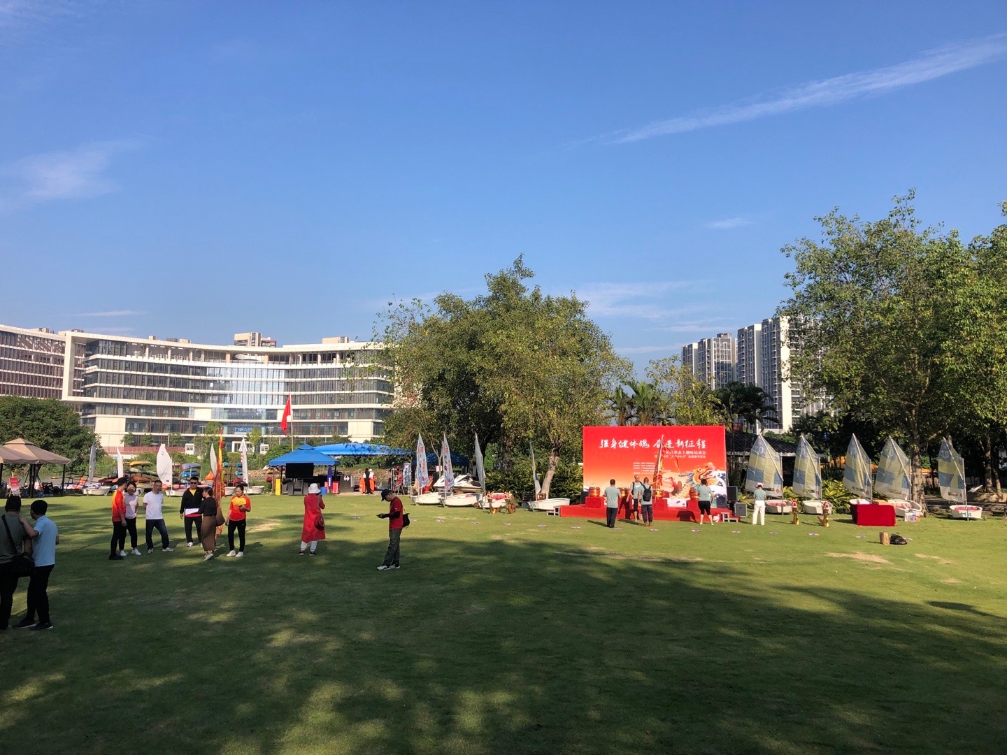 一大早就出发到南沙，龙舟比赛、皮划艇比赛，我们的教练是世界冠军张启光，体验了两圈