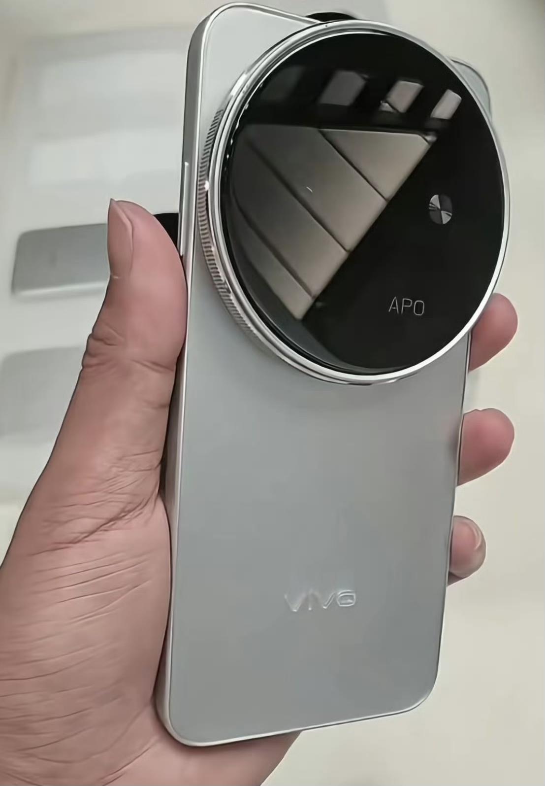 以后会不会有这样的手机？背面一个超大的摄像头模组，看起来拍照特别强[捂脸]