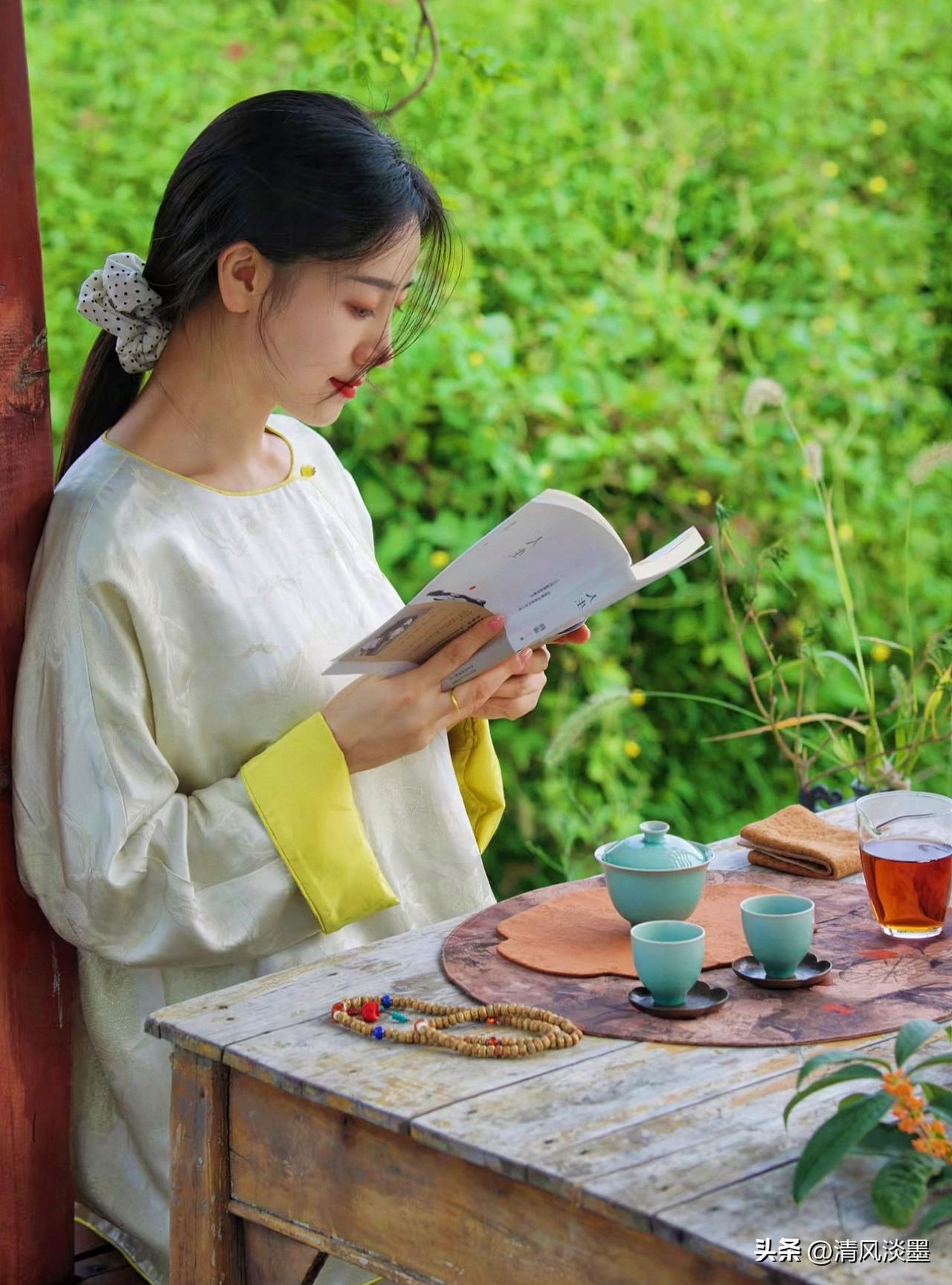 风轻轻掠过窗棂时，捎来第一缕新绿的气息。院中的老槐抽了芽，嫩黄的芽苞缀在枝桠间，