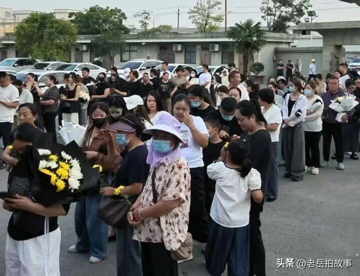 39岁儿科医生突发心脏骤停离世，近千名患者家属赶来送别，妻子：他有两万多好友，每