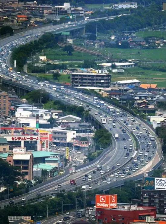 《生存的迁徙：负重前行的打工人》
 
每逢岁末年初之际，打工潮与返乡潮便如汹涌的