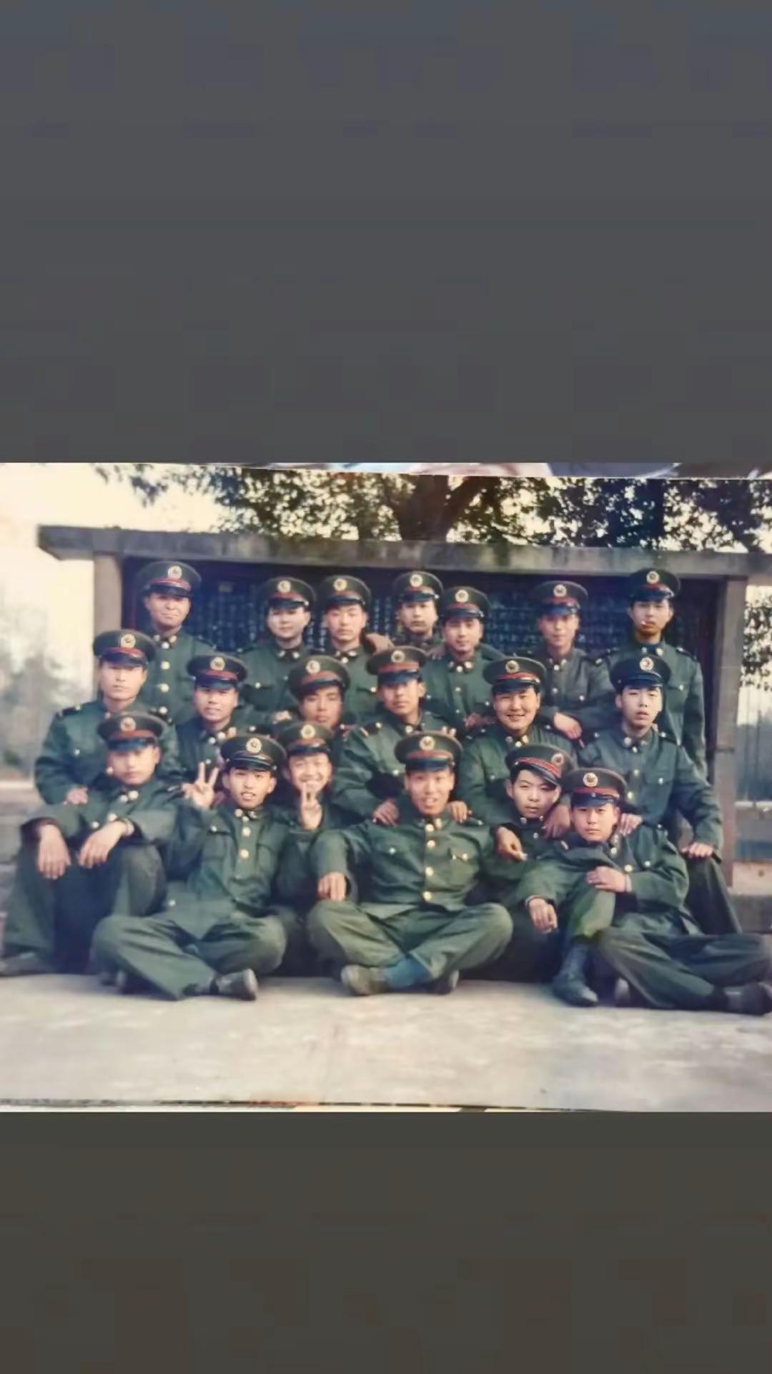 30年前一个新兵连这么多开封兵，有一个叼兵刘磊叼个烟，当年是多么开心