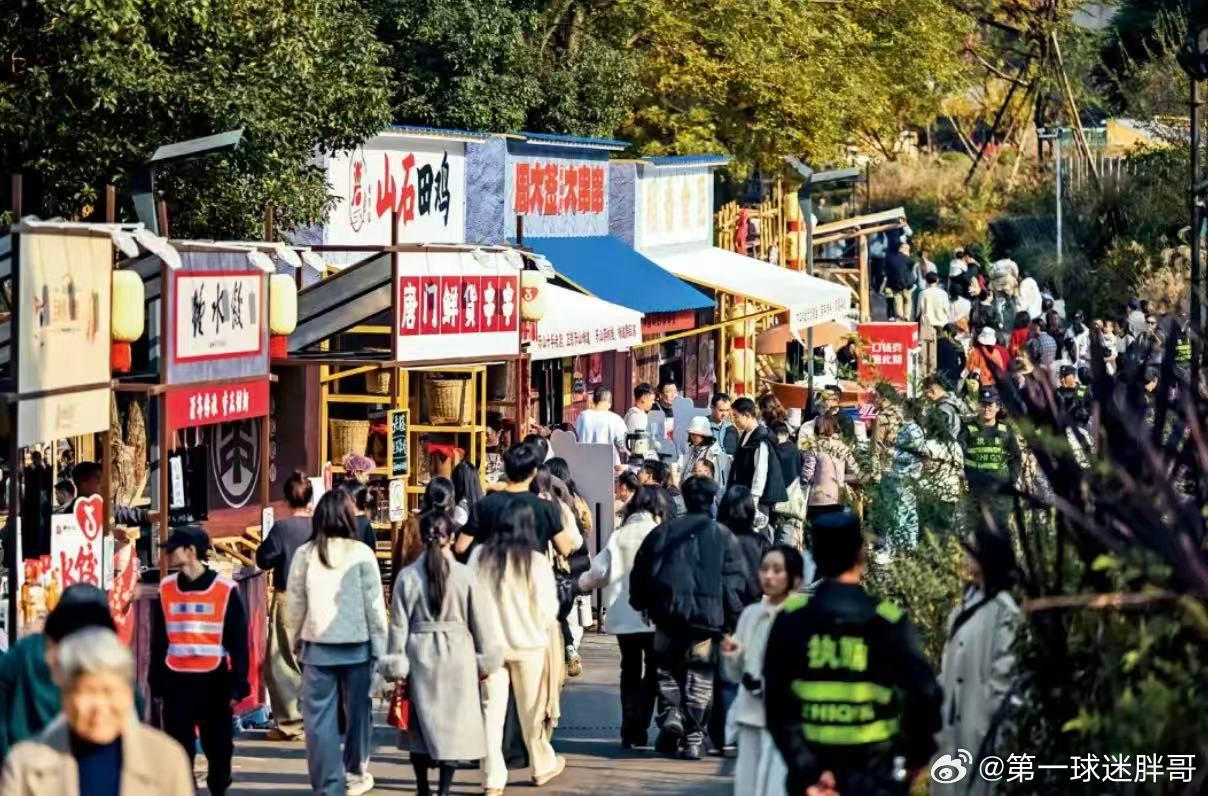 张颐武曾以熟悉的新奇概括淄博烧烤、天水麻辣烫等现象。年轻人通过日常美食叠加在地体