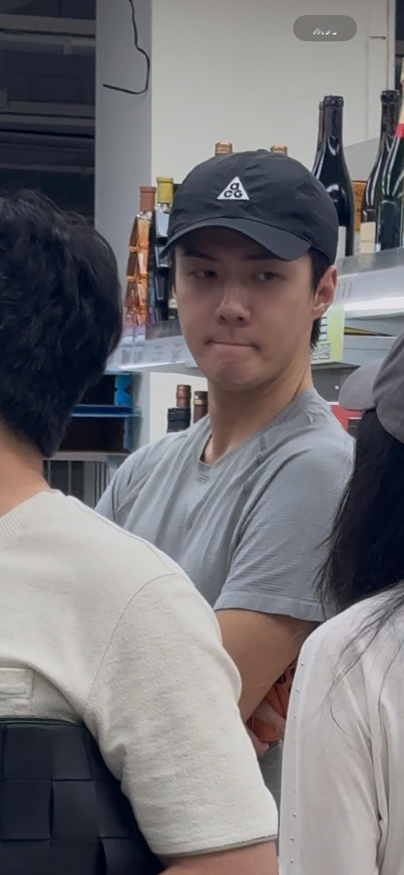 这点小事发发朋友圈就好了吴世勋给偶遇粉丝to签吴世勋主动问偶遇粉丝to签什么