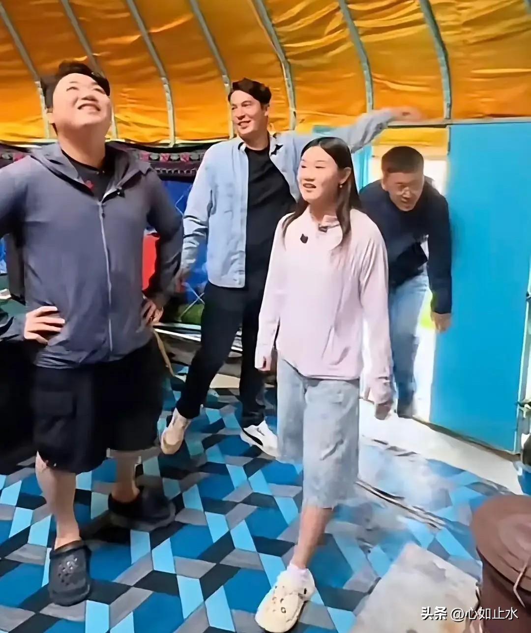 张家齐前几天在新疆做安检的事情你们看到了吗？机器一直都在叫，小姑娘自己也搞不清楚