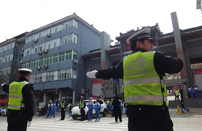 湖南张家界这起家长在“护学岗”执勤2分钟晕倒身亡的事件，真是让人痛心。12月29