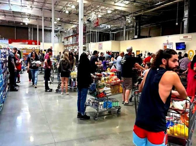 昨天在洛杉矶超市结账，前面老外掏出现金一张张数，后面队伍排到门口。
收银员手忙脚