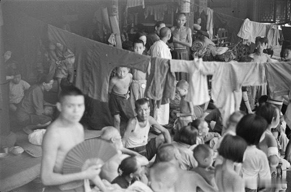 一座寺庙里的难民，上海，1937 ​​​