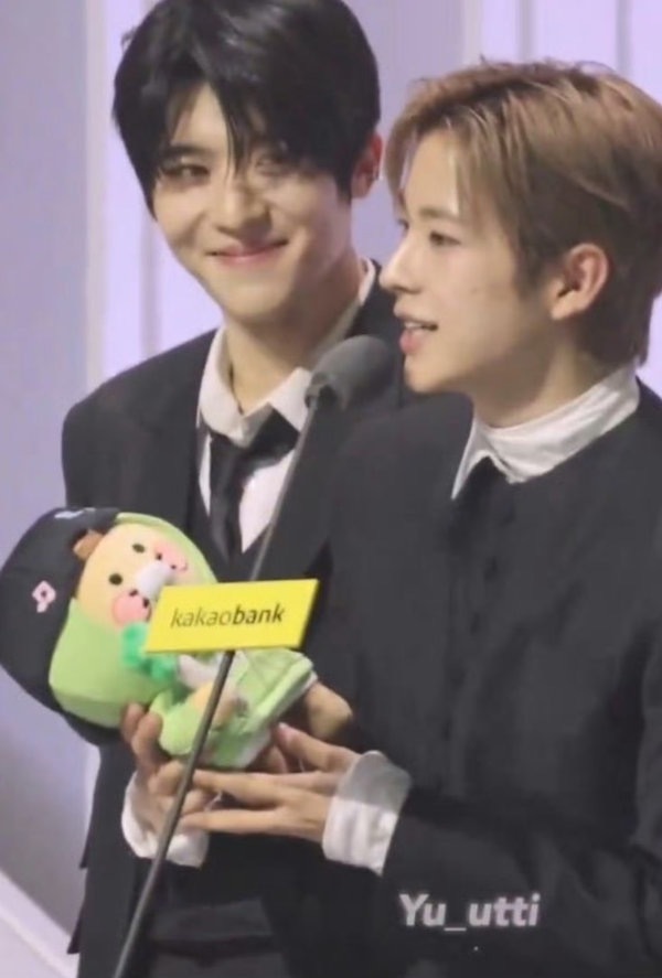 吴是温 yushi 同框 终于知道为什么愿颜一是格格巫了 