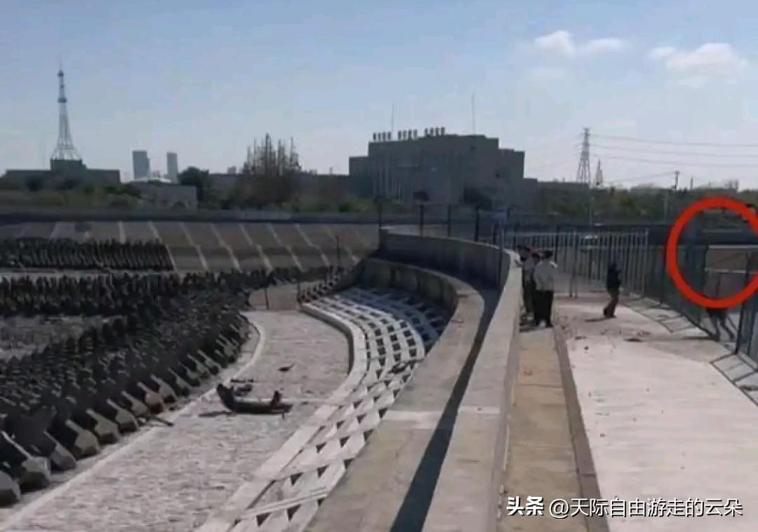 【突发】上海滨江森林公园附近一汽车高速冲破江堤护栏坠江！搜救结束，车内有人不幸身