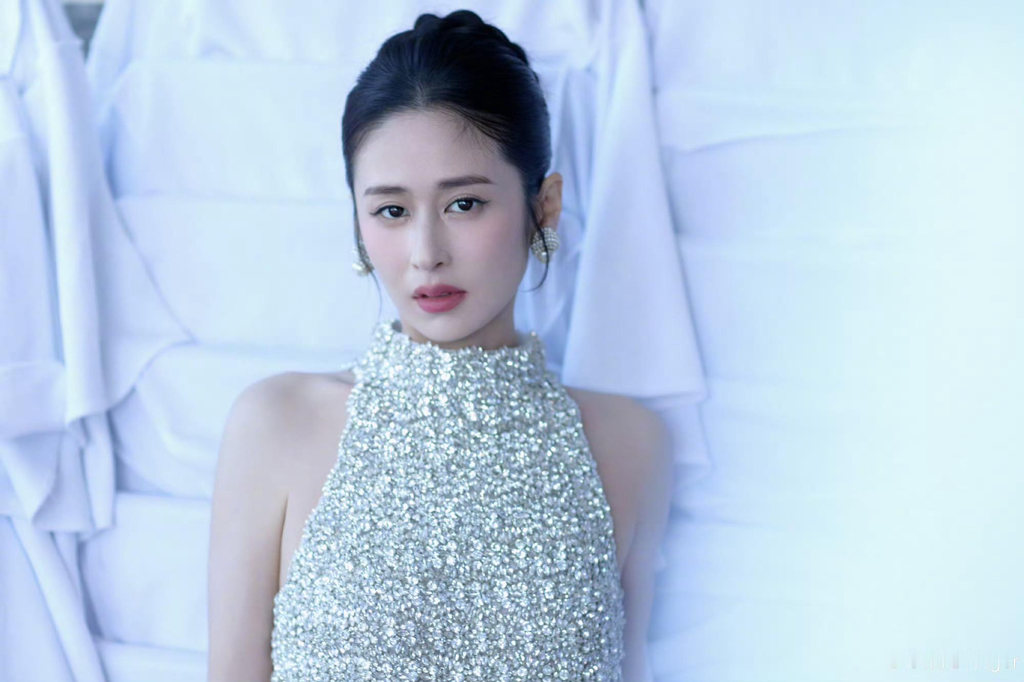 颖儿做眼部热玛吉疼哭了 颖儿真没把我们当外人，为了变美真的好疼啊。 