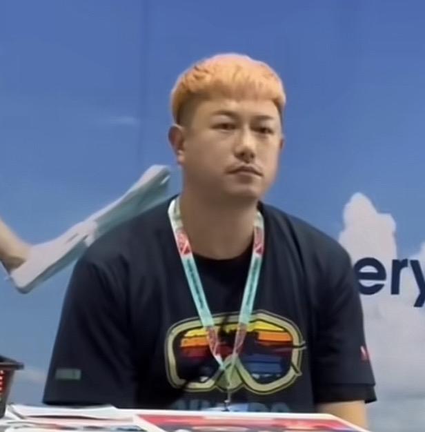 你认出他是谁了吗？
虽然他现在看着有点肥，
年轻时可是迷倒万千少女。
果然长得帅