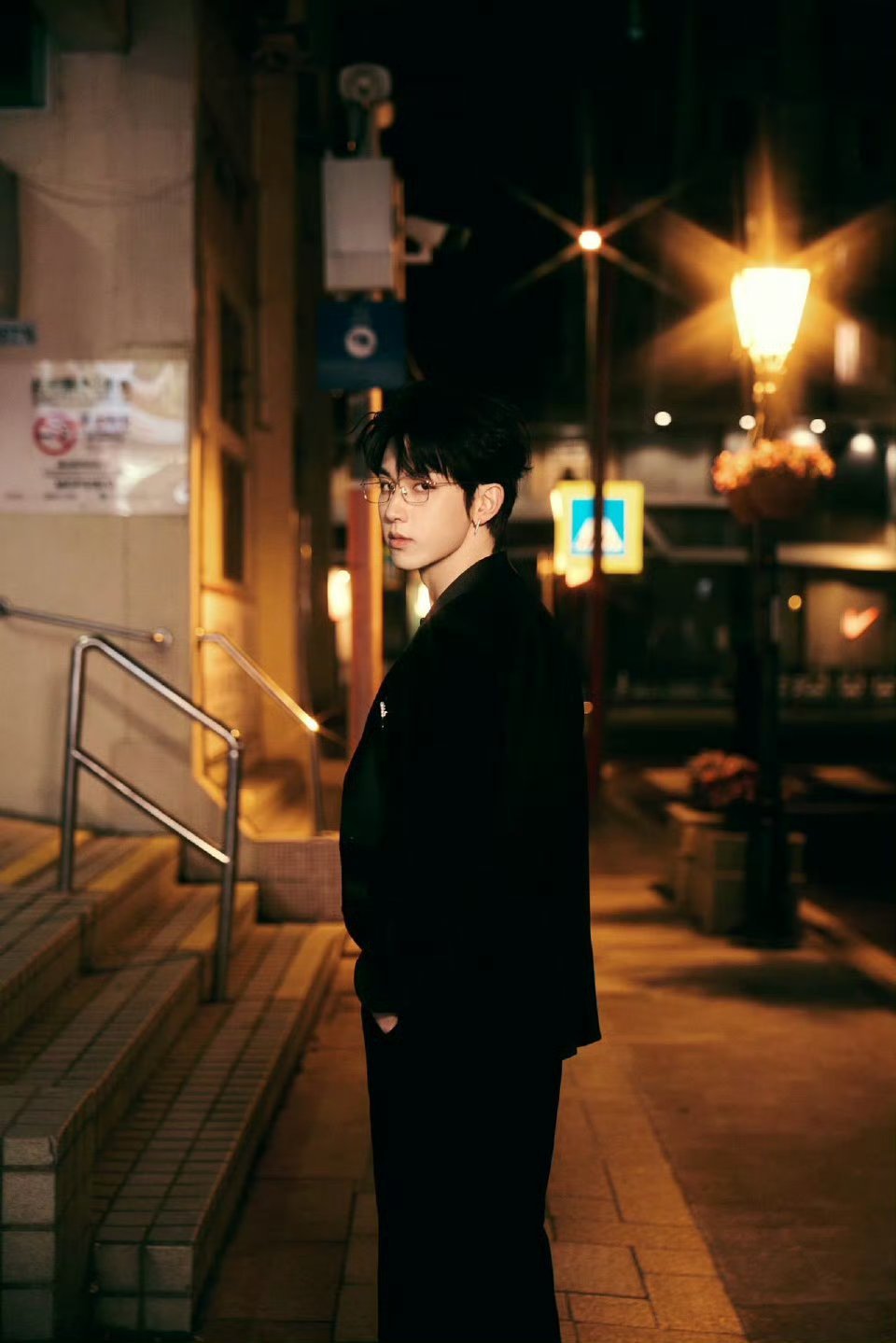 郭俊辰凌晨两点拍出发图郭俊辰凌晨两点的出发图帅到失语！金丝眼镜一戴痞帅值拉满，大