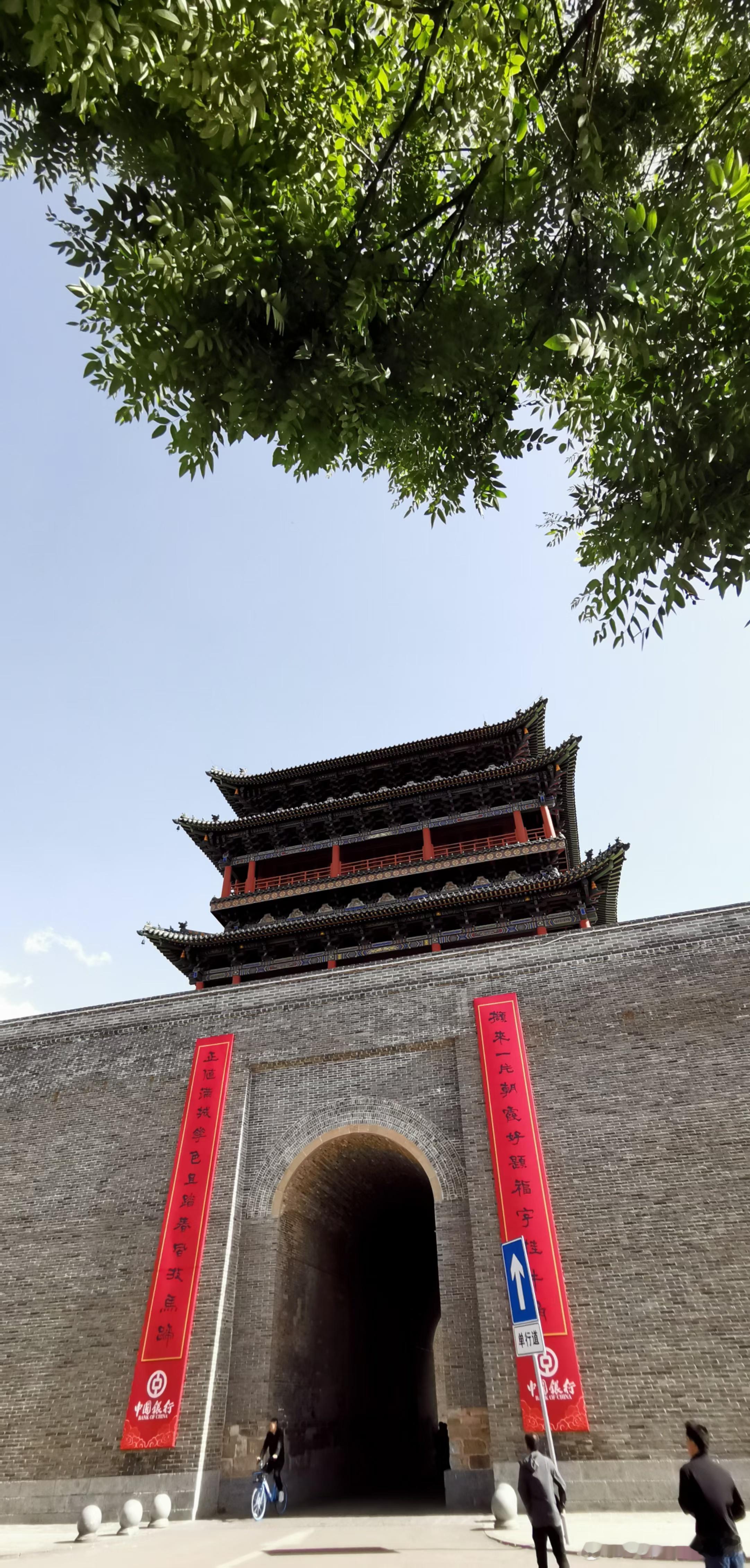 杨绛先生曾说:你给我珍惜，我还你值得。你给我距离，我还你分寸。人生如戏，戏如人生