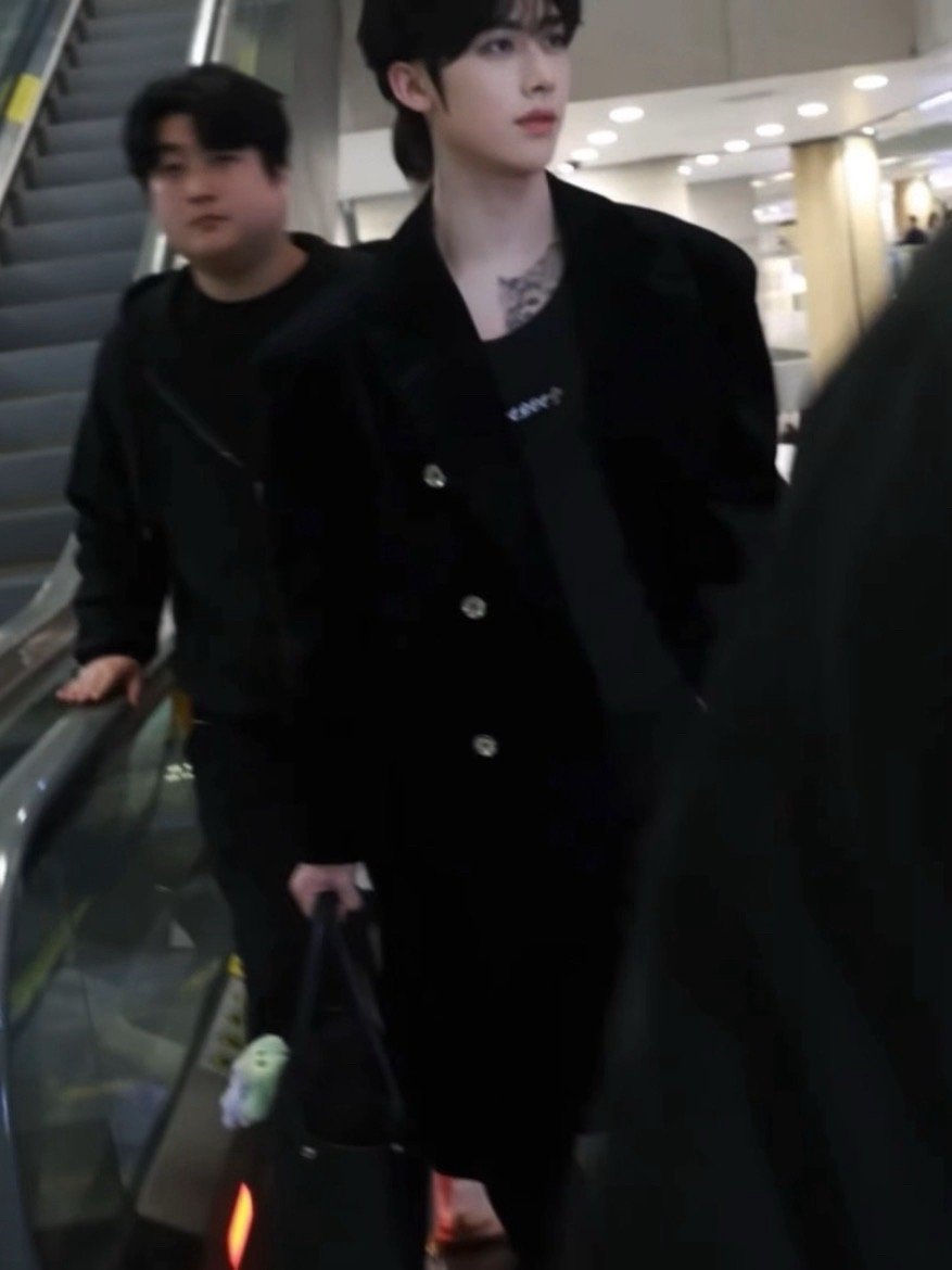 此等萌物闯进韩娱了章昊机场路透看见老熟人WAKUKU 注意注意‼️萌物突袭韩娱机